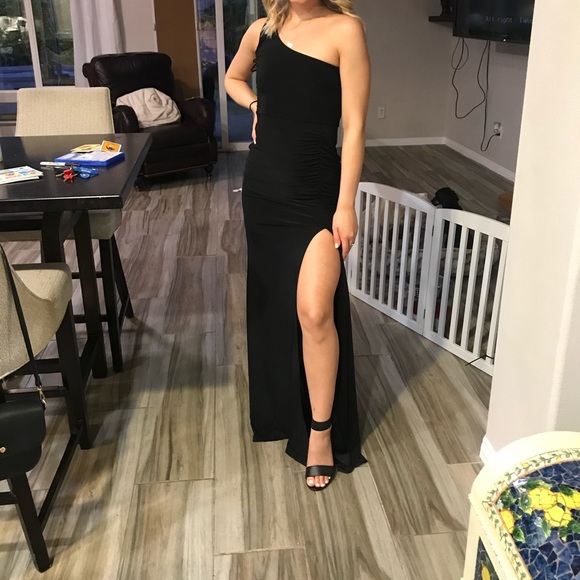 Windsor Dresses & Skirts - Black one shoulder prom dress!🖤